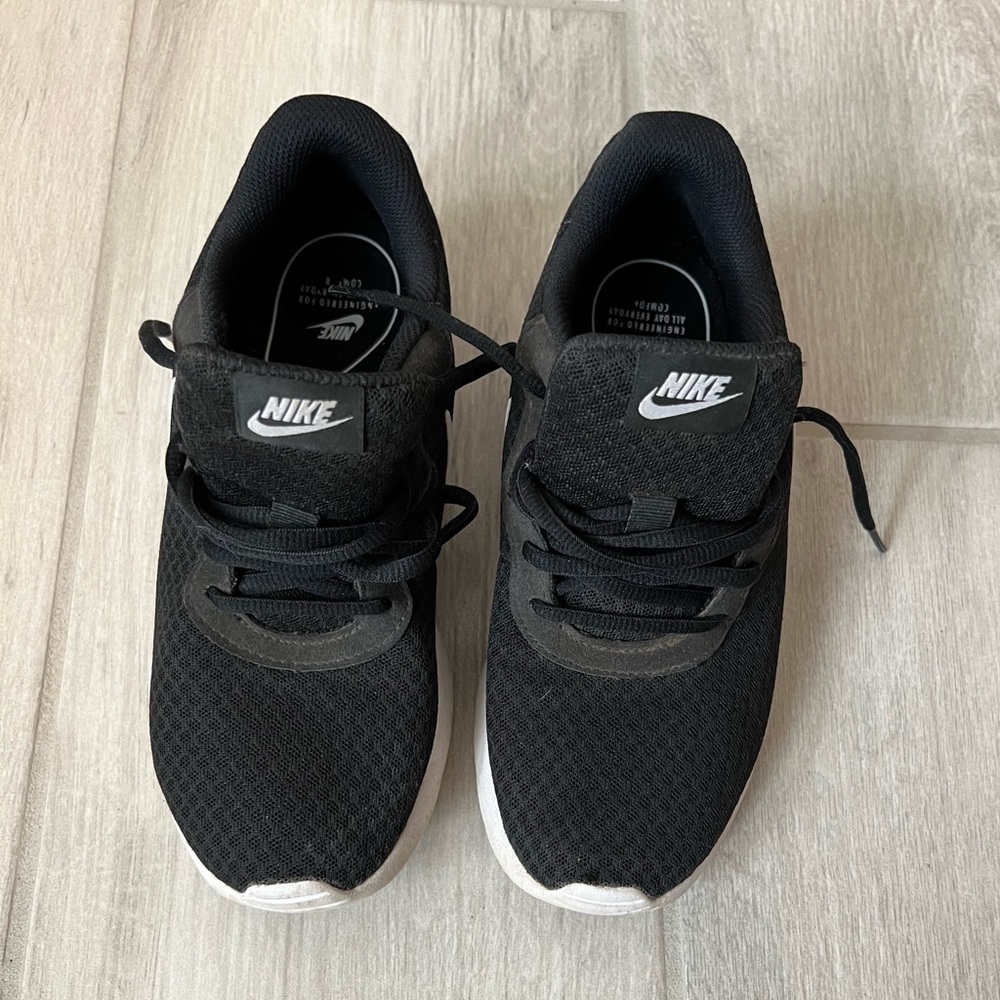 Nike women’s size 6.5 rarely worn tennis shoes